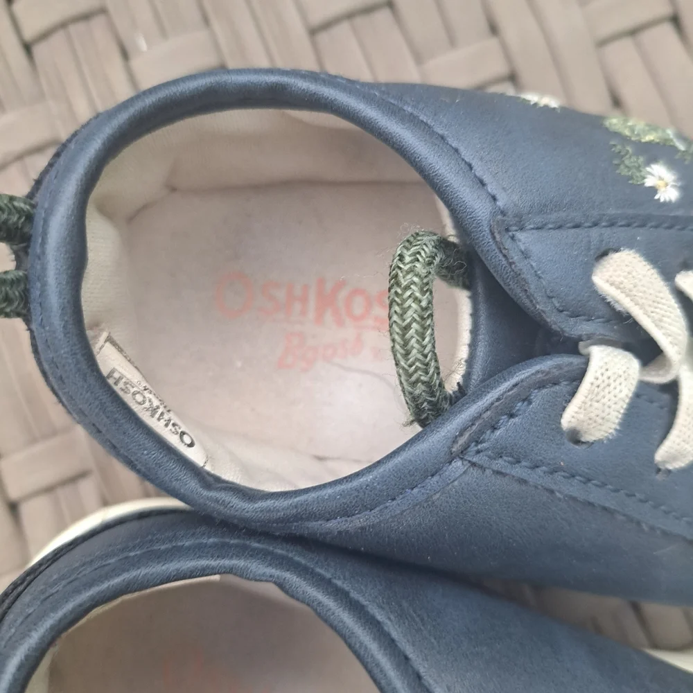 3/15 Oshkosh Bgosh shoes size 9 M🦋